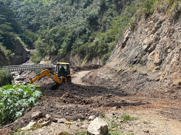 Aguas socavan los cimientos en construcción del puente El Congreso en San Andrés, Santander