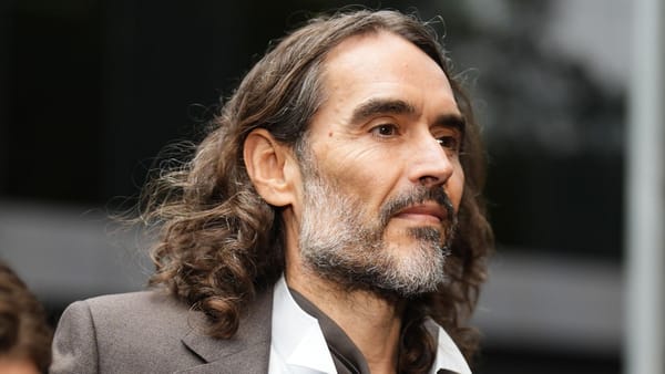Russell Brand enfrenta un cambio en su juicio: juez retira un cargo original, pero incorpora otro por intento de abuso sexual