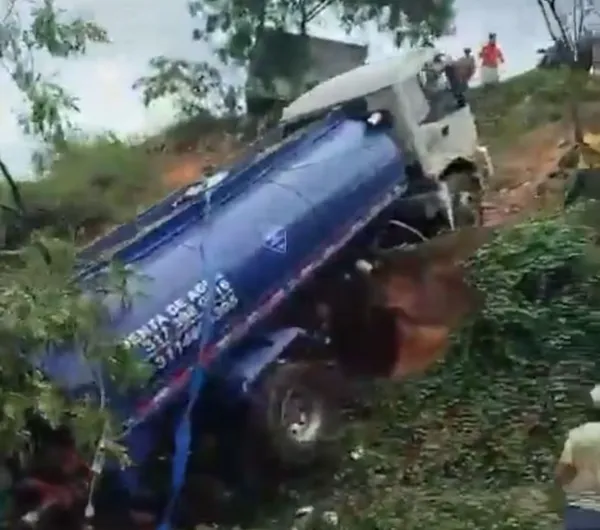 VIDEO: Camión cisterna cayó a hondonada pero un árbol evitó una tragedia mayor