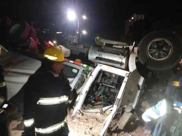 Accidente de tractomula deja dos muertos y ocho heridos en Girón
