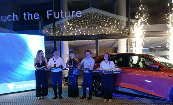 Inauguración nueva vitrina para apuesta de movilidad electrificada