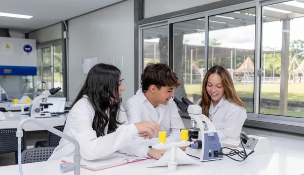 ¿Cómo el programa IB prepara a estudiantes en Santander para ingresar a universidades en el exterior?