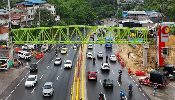 Instalan puente peatonal en el tercer carril de la ruta hacia Floridablanca