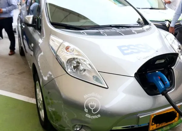 Suben matrículas de autos eléctricos e híbridos en el Área Metropolitana