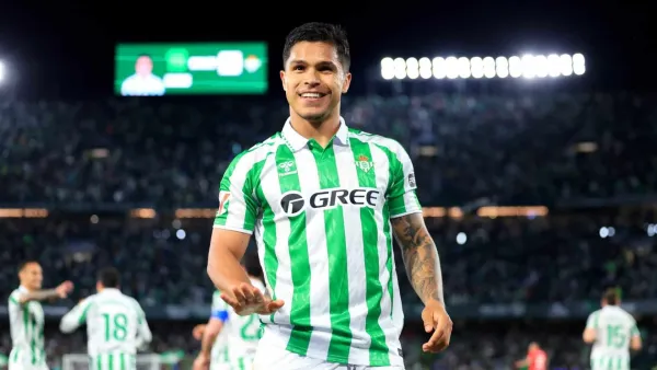 ‘Cucho’ Hernández estará varias semanas fuera por lesión y enciende las alarmas en el Betis