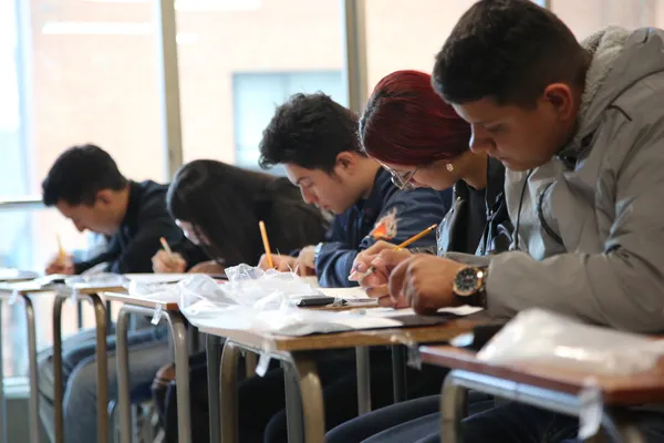 Colombia busca ampliar la escolaridad obligatoria hasta los 17 años: proyecto supera su primer debate