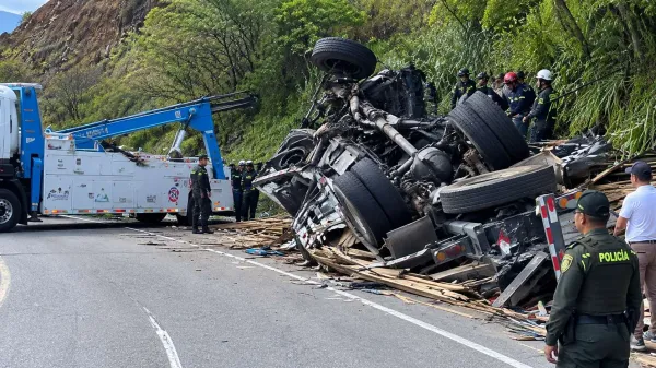 Camión se volcó cuando bajaba del aeropuerto Palonegro en Girón: se habría quedado sin frenos