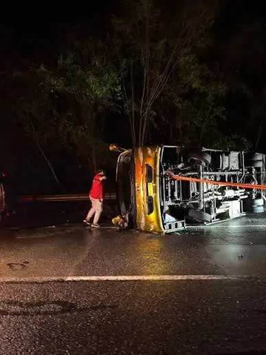 Bus de la agrupación de Alexis Escobar se volcó cuando viajaba hacia Bogotá