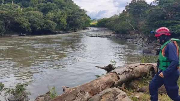 Buscan a joven de 23 años que habría sido arrastrado por una creciente y caído al río Suárez en Barbosa