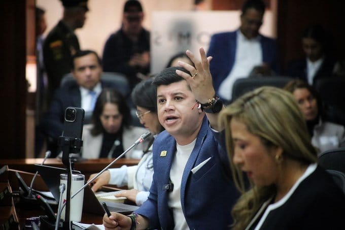 Senador Gustavo Moreno presiona acuerdos para disminuir salarios a congresistas imagen de la publicación