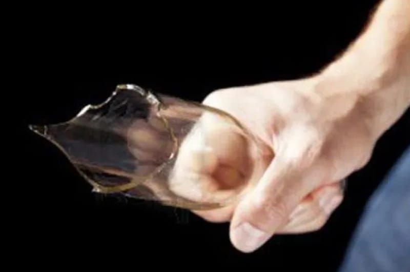 Mujer apuñaló en el rostro a su pareja con un 'pico' de botella imagen de la publicación