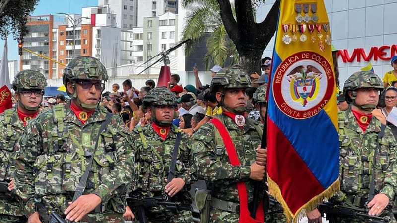 Colombia honra a sus héroes con desfile militar y policial en Bucaramanga imagen de la publicación