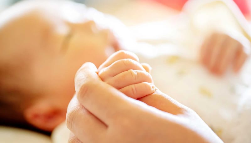 ¿Por qué cada vez menos colombianos  quieren ser padres? Las razones detrás del desplome de la natalidad en Colombia imagen de la publicación