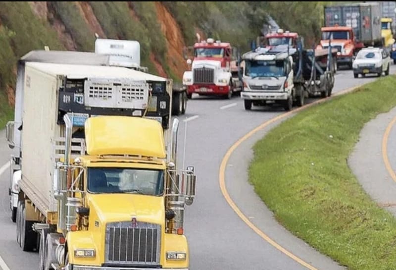 Dos personas perdieron la vida tras ser arrolladas por una tractomula imagen de la publicación