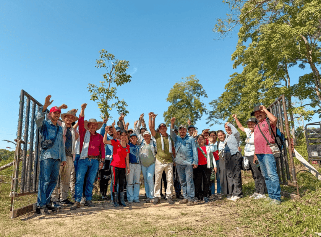 Campesinos de Santander celebran la entrega de 442 hectáreas durante la jornada histórica ´10.000 hectáreas por Colombia´ imagen de la publicación