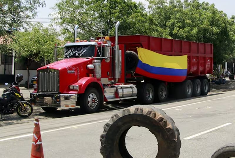 Transportadores de Santander paralizan movimientos hacia la frontera con Venezuela por falta de pólizas imagen de la publicación