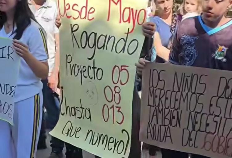 Plantón ante la Alcaldía de San Gil para exigir aprobación del proyecto de acuerdo que contempla una adición presupuestal imagen de la publicación