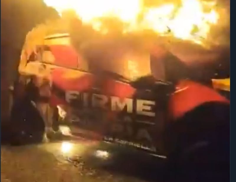 ELN declaró objetivo militar a Abelardo de la Espriella: ya le quemaron un carro de la campaña imagen de la publicación