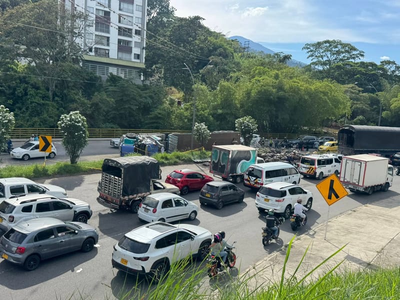 Transporte público enfrenta a motociclistas mal parqueados imagen de la publicación