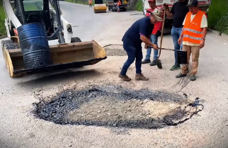 Transportadores y empresarios aportaron para tapar huecos  en la vía Oiba - San Gil imagen de la publicación