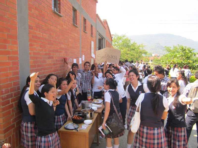 Rector del Instituto San Vicente de Paúl de San Gil se  'inventó' una norma para no dejar  graduar a un estudiante imagen de la publicación