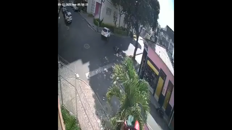 Video- Subintendente de la Policía resultó herido tras impactar con un vehículo en Bucaramanga imagen de la publicación