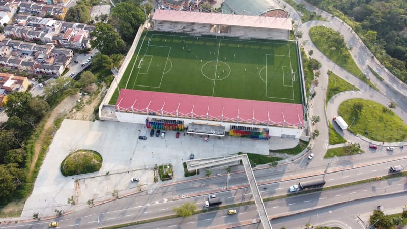 Vehículo se incendió en la grama  del estadio de Piedecuesta imagen de la publicación