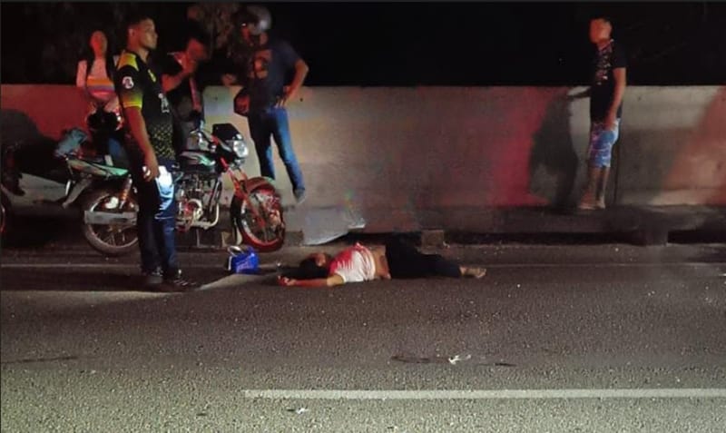 La muerte les ‘atravesó’ un vehículo estacionado imagen de la publicación