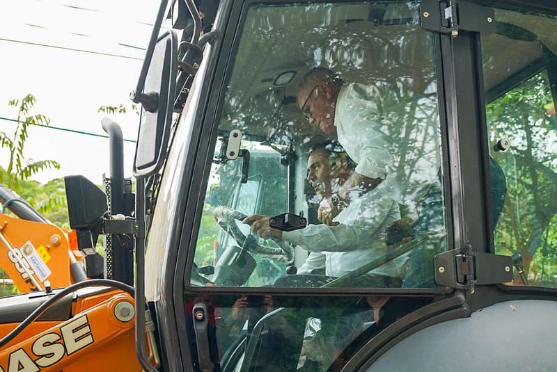 Maquinaria amarilla para mejorar vías y atender emergencias fue entregada en Santander imagen de la publicación