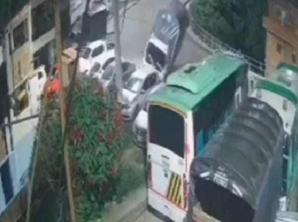 Camión sin control arrasó tres vehículos en la vía a Morrorrico, en Bucaramanga imagen de la publicación