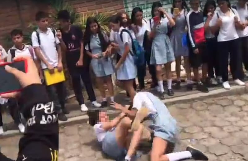 Violencia escolar se manifiesta en riñas entre estudiantes fuera de los planteles en Bucaramanga imagen de la publicación