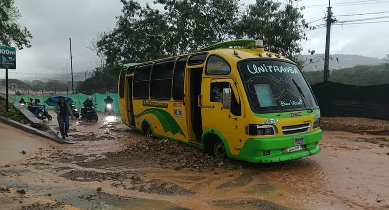 Vía recién pavimentada se transforma en barrial cada vez que llueve en Girón imagen de la publicación