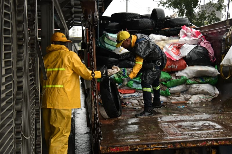 Alcalde Portilla y funcionarios del despacho ‘montados’ en la escoba imagen de la publicación