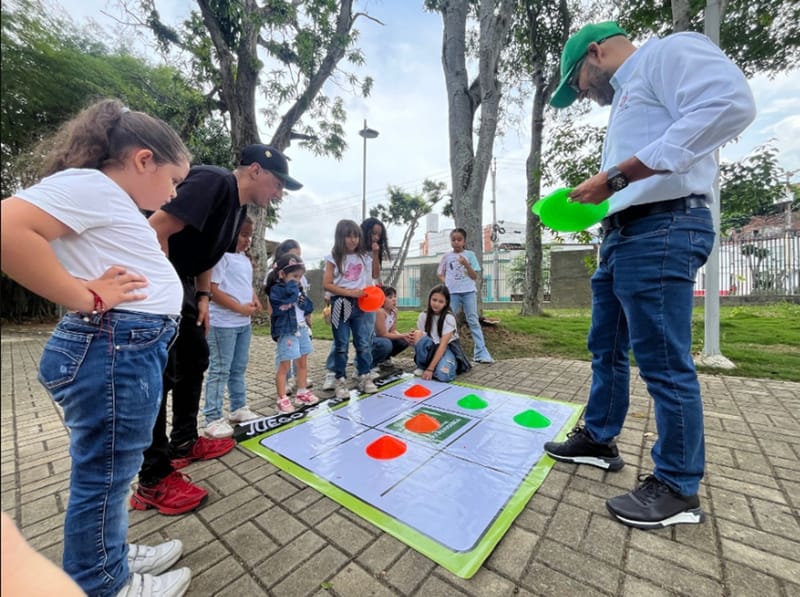 Niños juegan y aprenden en su mes de celebración imagen de la publicación