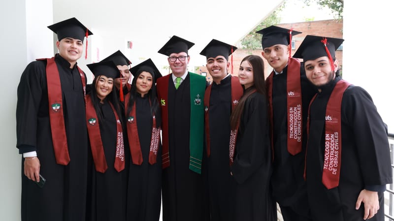 Primera cohorte de tecnólogos en obras civiles con sello UTS imagen de la publicación