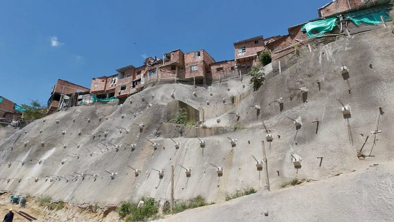 Obra de mitigación para estabilizar el terreno y proteger lavidaen el barrio La Feria de Bucaramanga imagen de la publicación