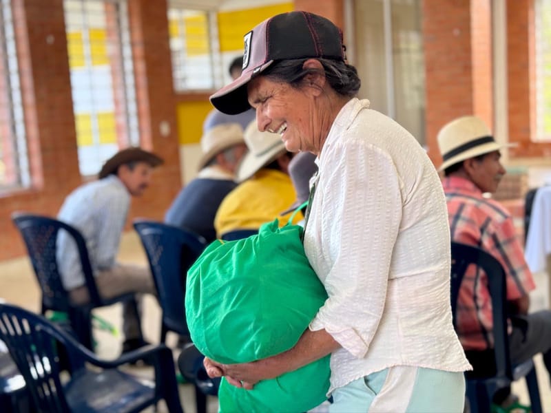 Estrategia Santander Contigo entrega canastas básicas a familias vulnerables imagen de la publicación