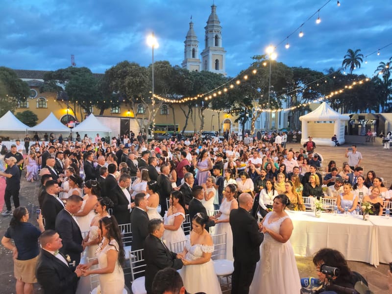 “Sí acepto” dijeron sesenta parejas durante emotivo matrimonio masivo imagen de la publicación