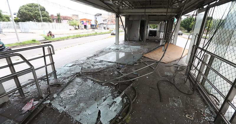 Vandalizada a golpes de martillo estación Provenza de Metrolínea imagen de la publicación
